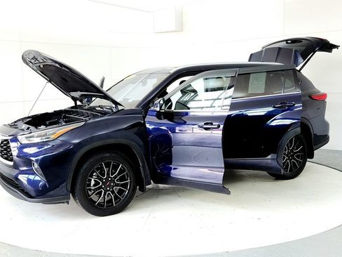 Used 2022 Toyota Highlander XLE AWD/4WD image 10