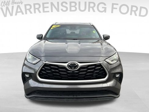 Used 2022 Toyota Highlander XLE image 2