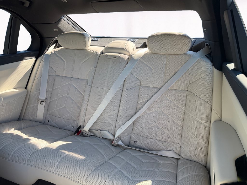 Used 2023 BMW 760i xDrive AWD/4WD image 13