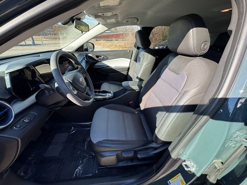 Used 2025 Chevrolet Trax LT image 31