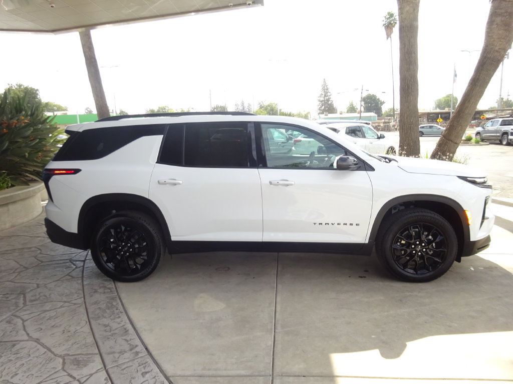 Used 2026 Chevrolet Traverse LT w/ Midnight/Sport Edition FWD image 8