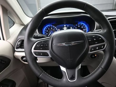 Used 2023 Chrysler Pacifica Touring-L FWD image 8