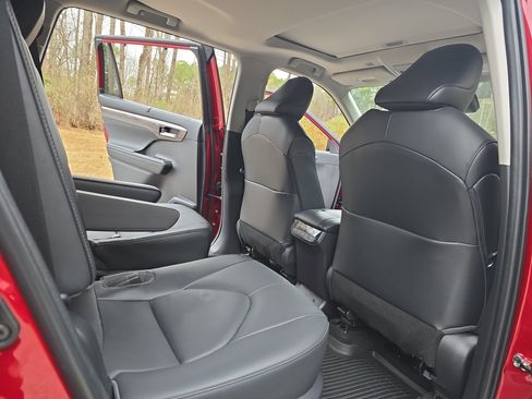 Used 2023 Toyota Highlander Limited image 11