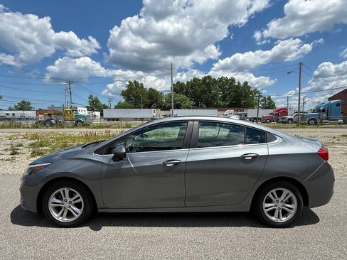 Used 2018 Chevrolet Cruze LT w/ Convenience Package FWD image 2