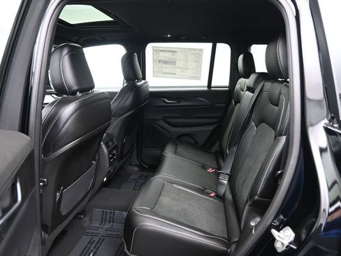 New 2025 Jeep Grand Cherokee Altitude image 24