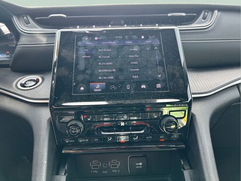 Certified 2025 Jeep Grand Cherokee Altitude AWD/4WD image 15