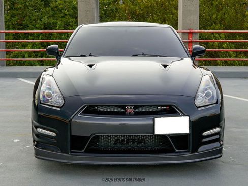 Used 2014 Nissan GT-R Premium w/ Premium Interior Package image 13