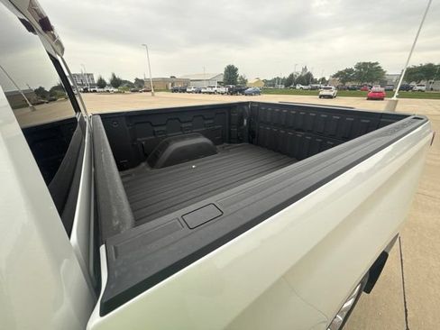Used 2021 Chevrolet Silverado 1500 High Country w/ Technology Package AWD/4WD image 24