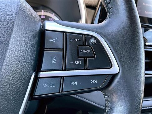 Used 2022 Toyota Highlander XLE AWD/4WD image 18