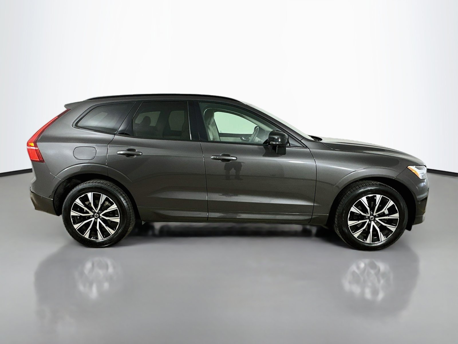 Used 2024 Volvo XC60 B5 Plus w/ Protection Package AWD/4WD image 4