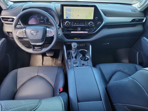 Used 2026 Toyota Highlander Platinum AWD/4WD image 16