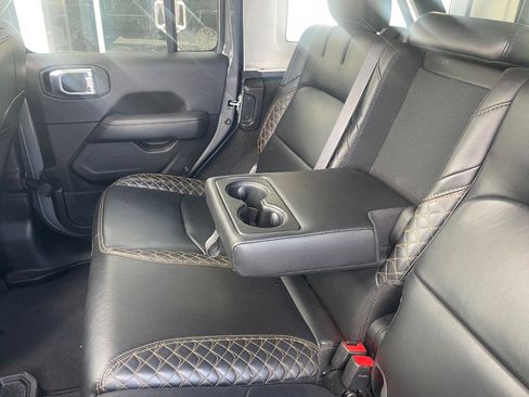 Used 2023 Jeep Wrangler Unlimited Sahara AWD/4WD image 13