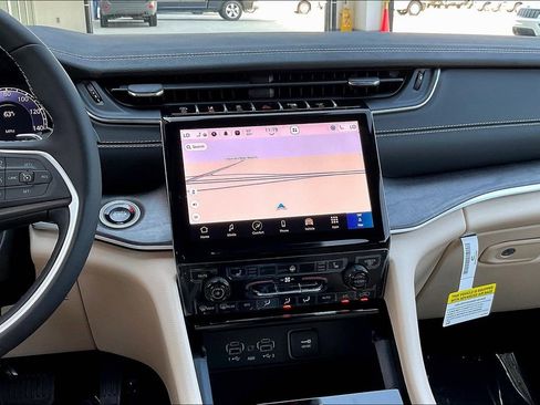 New 2025 Jeep Grand Cherokee Limited image 17