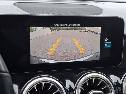Used 2021 Mercedes-Benz GLB 250 4MATIC w/ Premium Package image 18