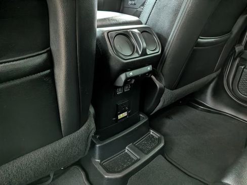 Used 2018 Jeep Wrangler Unlimited Sahara image 16