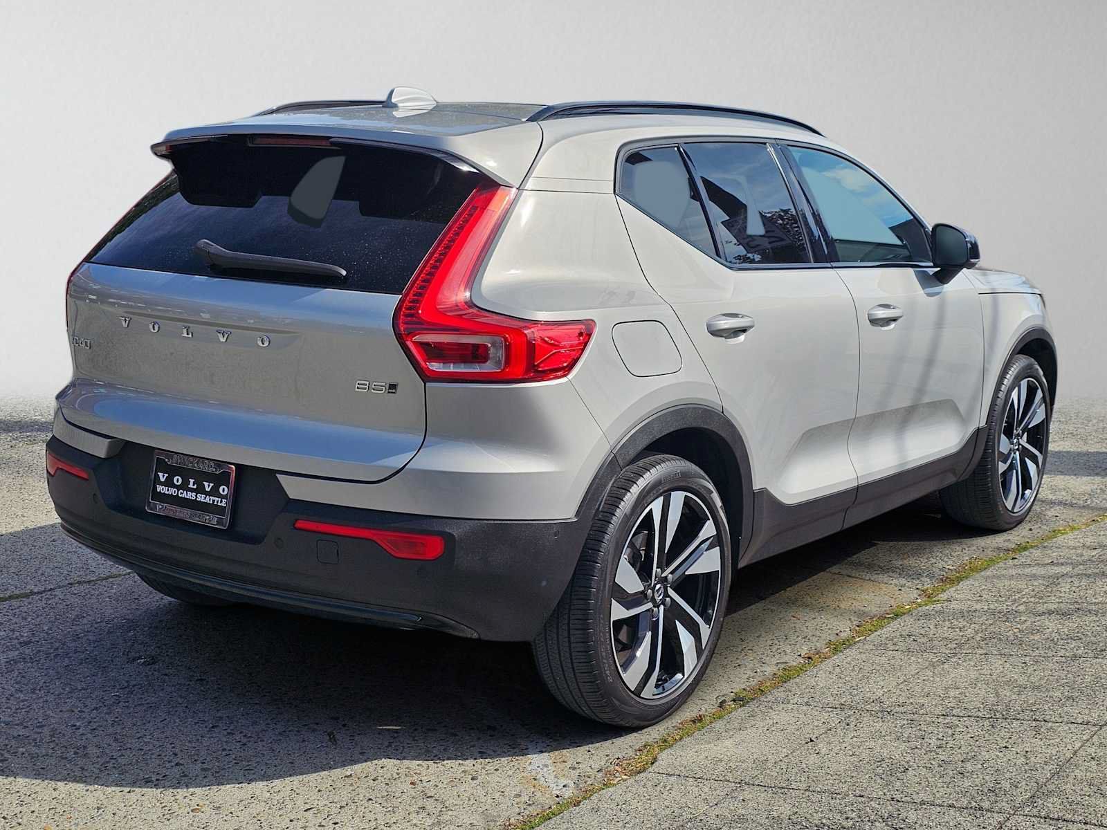 Used 2023 Volvo XC40 B5 Ultimate w/ Protection Package Premier AWD/4WD image 3