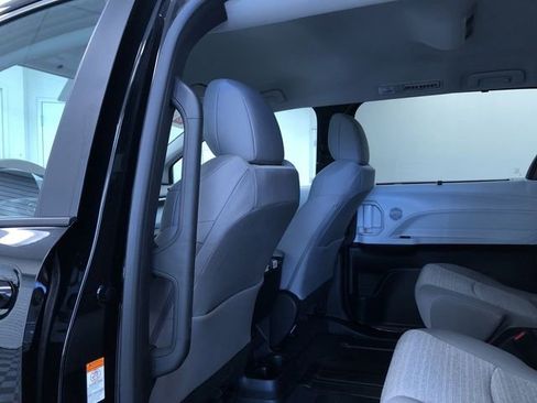 Used 2026 Toyota Sienna LE FWD image 19