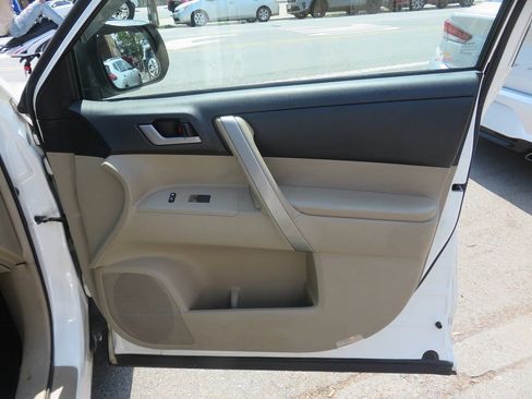 Used 2013 Toyota Highlander SE AWD/4WD image 27