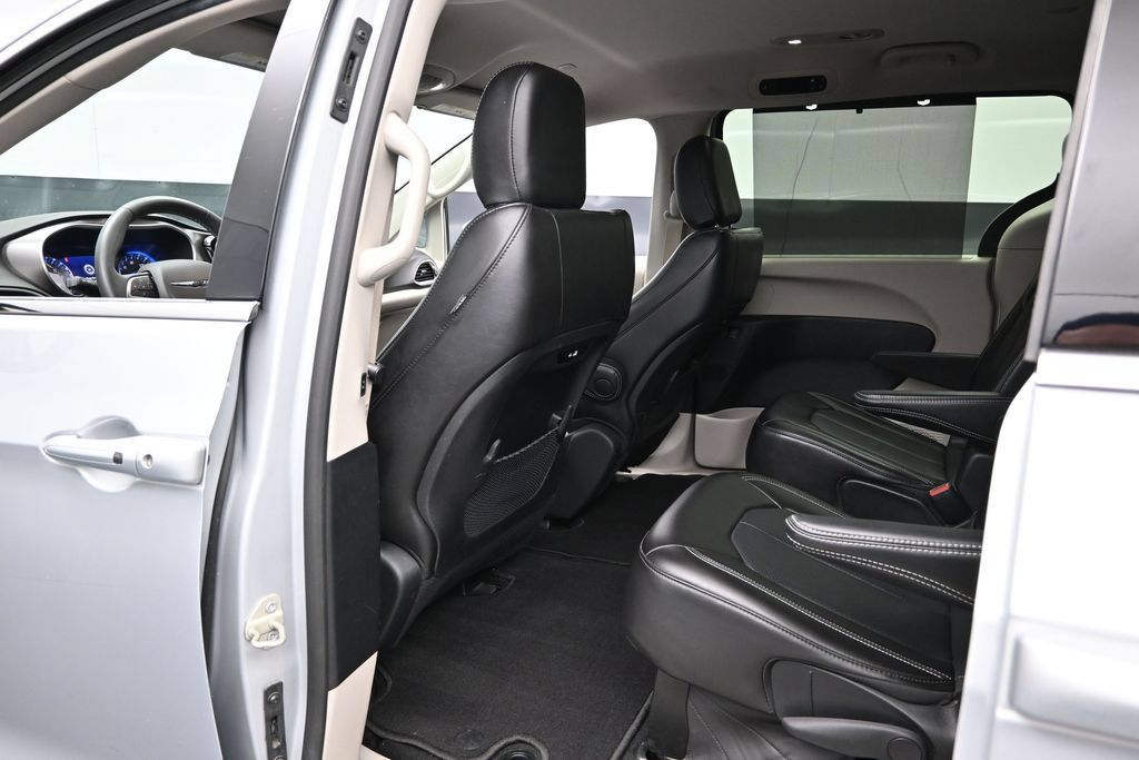 Used 2024 Chrysler Pacifica Touring-L FWD image 19