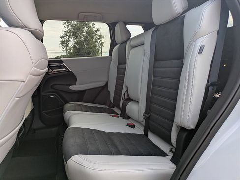 New 2025 Mitsubishi Outlander SE image 14