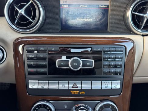 Used 2015 Mercedes-Benz SLK 250 image 2