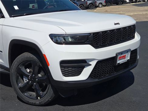 New 2025 Jeep Grand Cherokee Altitude image 2