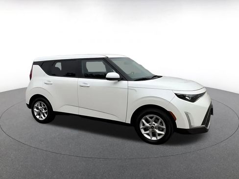 Used 2025 Kia Soul LX w/ LX Technology Package FWD image 2