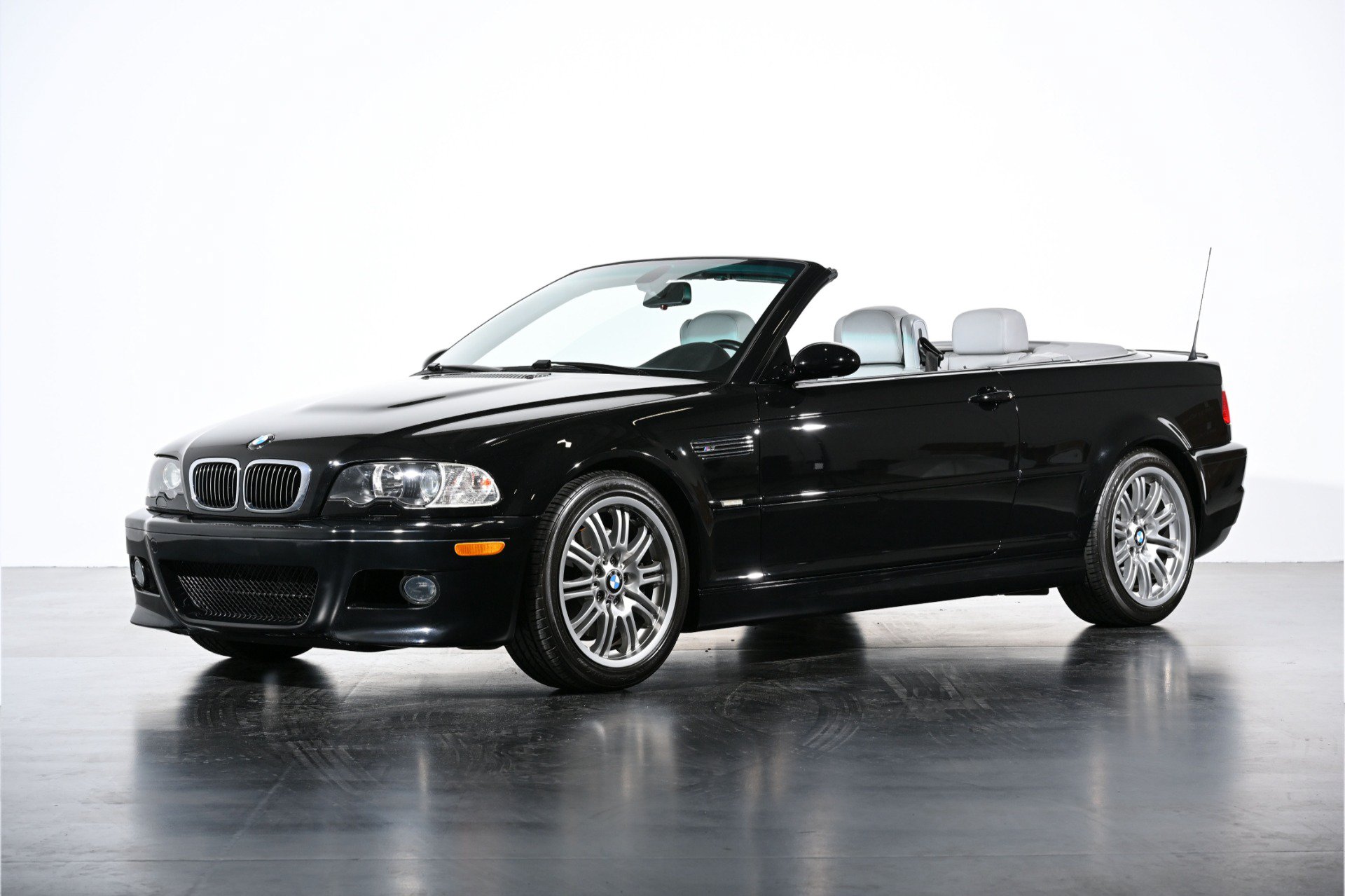 Used 2005 BMW M3 Convertible RWD image 2