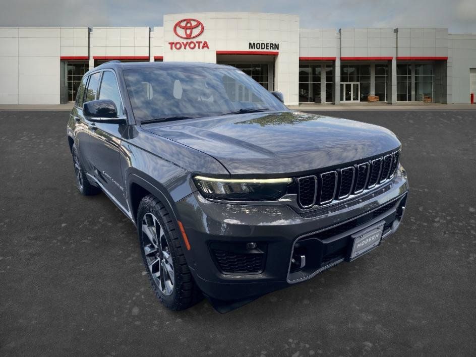 Used 2023 Jeep Grand Cherokee Overland w/ Adv Protech Group III AWD/4WD image 3