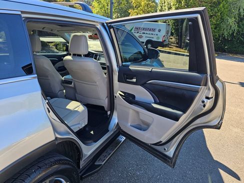 Used 2019 Toyota Highlander Limited Platinum AWD/4WD image 29