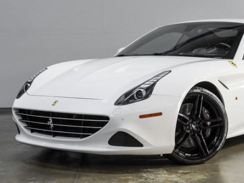 Used 2015 Ferrari California T image 8