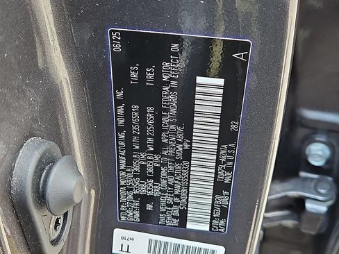 Used 2025 Toyota Highlander LE AWD/4WD image 27
