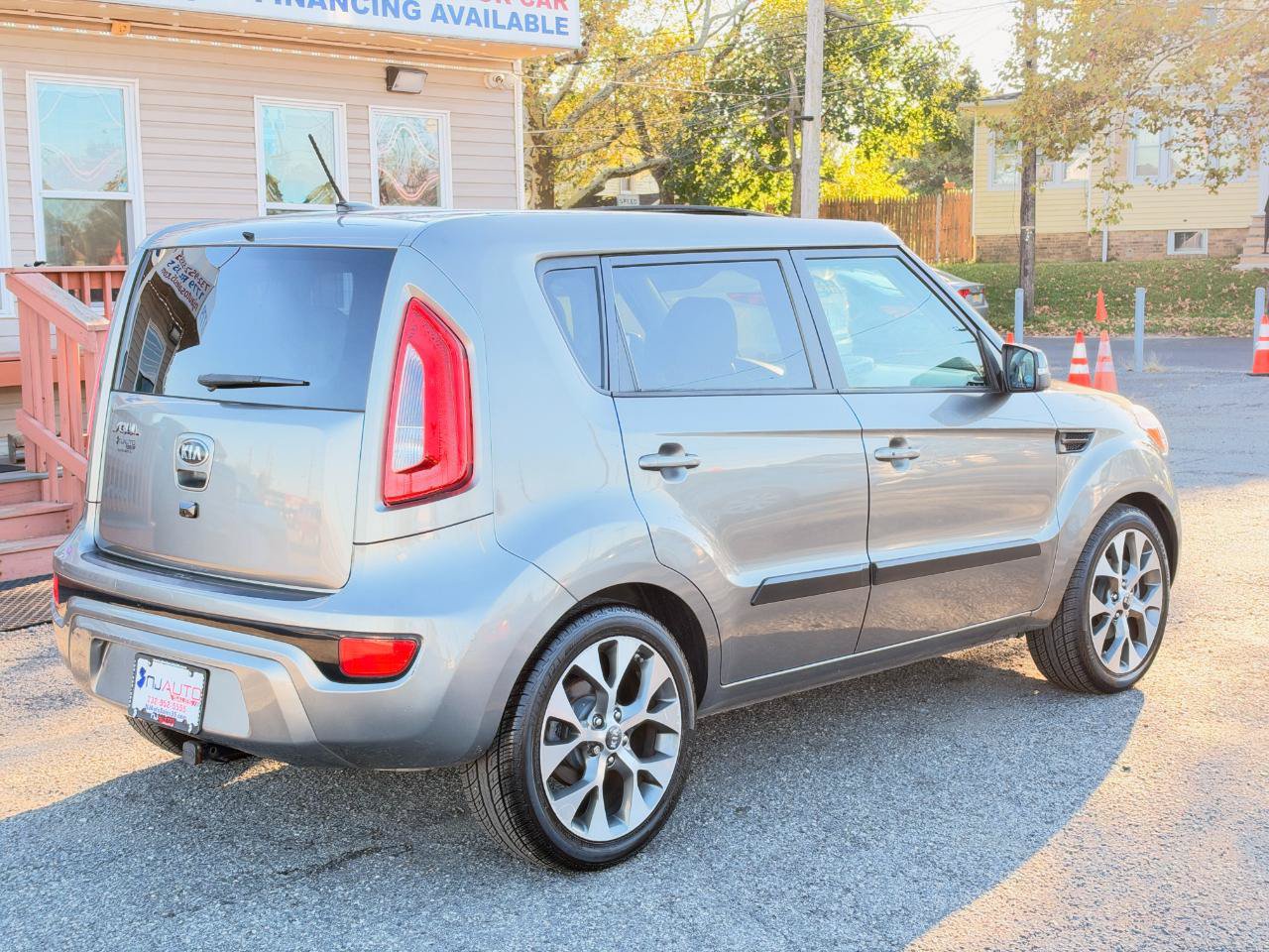 Used 2013 Kia Soul ! w/ Premium Pkg FWD image 4