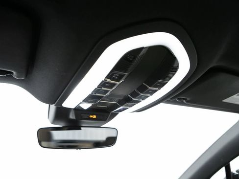 Certified 2024 Porsche Macan AWD/4WD image 32