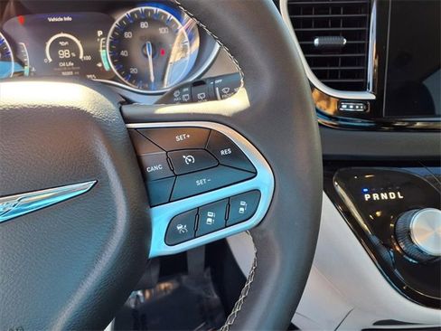 Used 2024 Chrysler Pacifica Touring-L image 15
