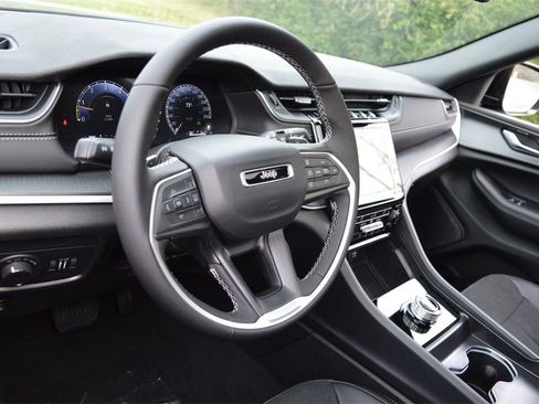 New 2025 Jeep Grand Cherokee Altitude image 10