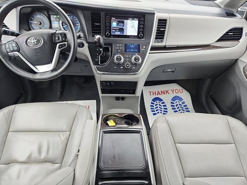 Used 2018 Toyota Sienna XLE Premium image 9