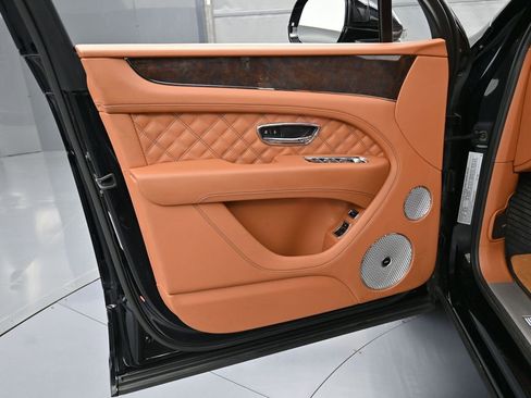 Certified 2022 Bentley Bentayga image 16