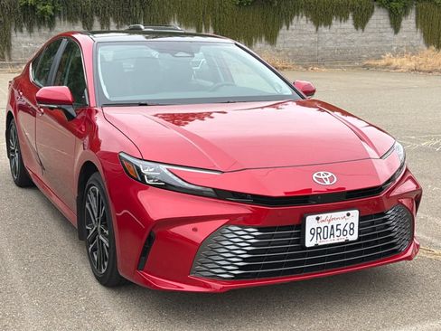 Used 2025 Toyota Camry XLE w/ Premium Plus Package AWD/4WD image 3