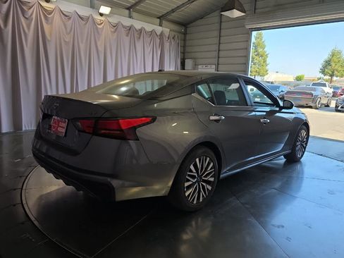 Used 2024 Nissan Altima 2.5 SV FWD image 3