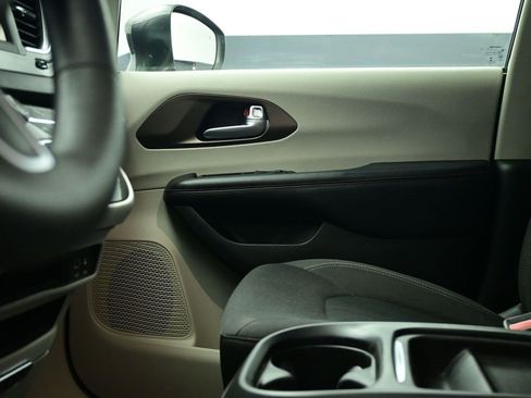 Used 2018 Chrysler Pacifica Touring Plus image 20