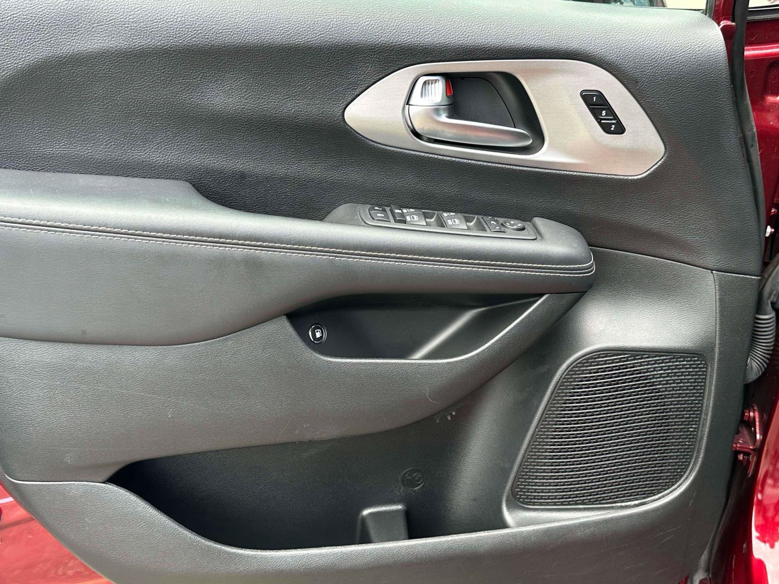 Used 2023 Chrysler Pacifica Limited w/ S Appearance Package FWD image 16