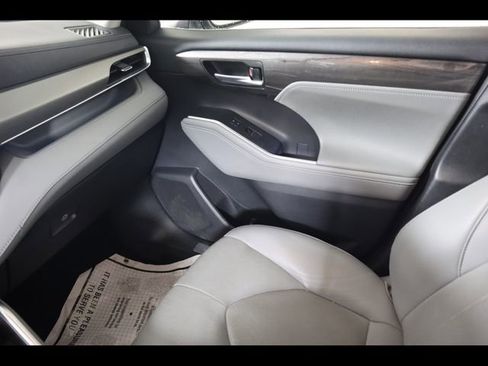 Used 2022 Toyota Highlander Limited image 16