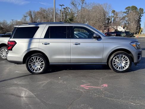 Used 2024 Ford Expedition Limited image 3