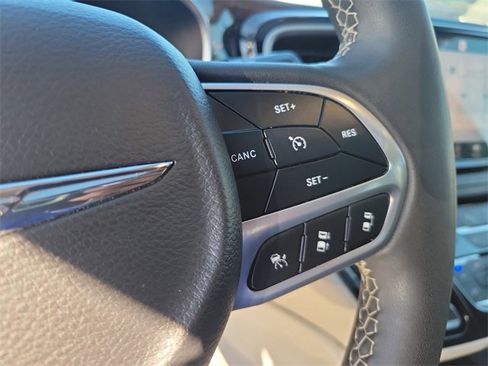 Used 2023 Chrysler Pacifica Limited image 25