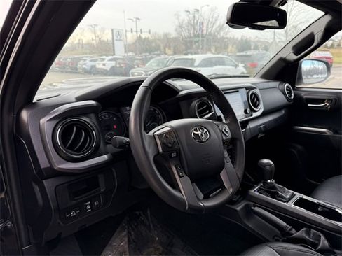 Used 2018 Toyota Tacoma TRD Sport image 5