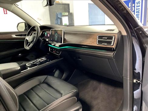 Used 2025 Volkswagen Atlas SEL AWD/4WD image 14