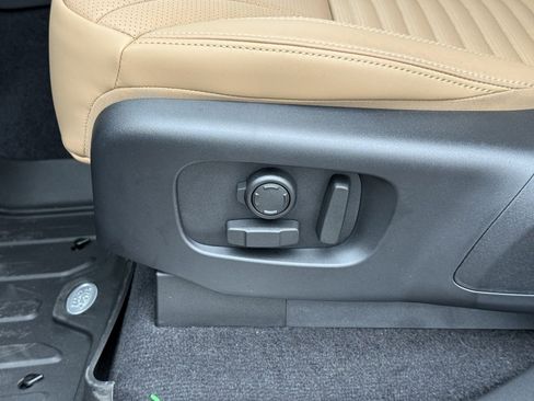 New 2026 Land Rover Discovery Limited Edition image 13