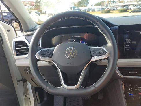 Certified 2025 Volkswagen Taos SE image 25