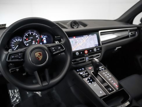 Used 2025 Porsche Macan image 4